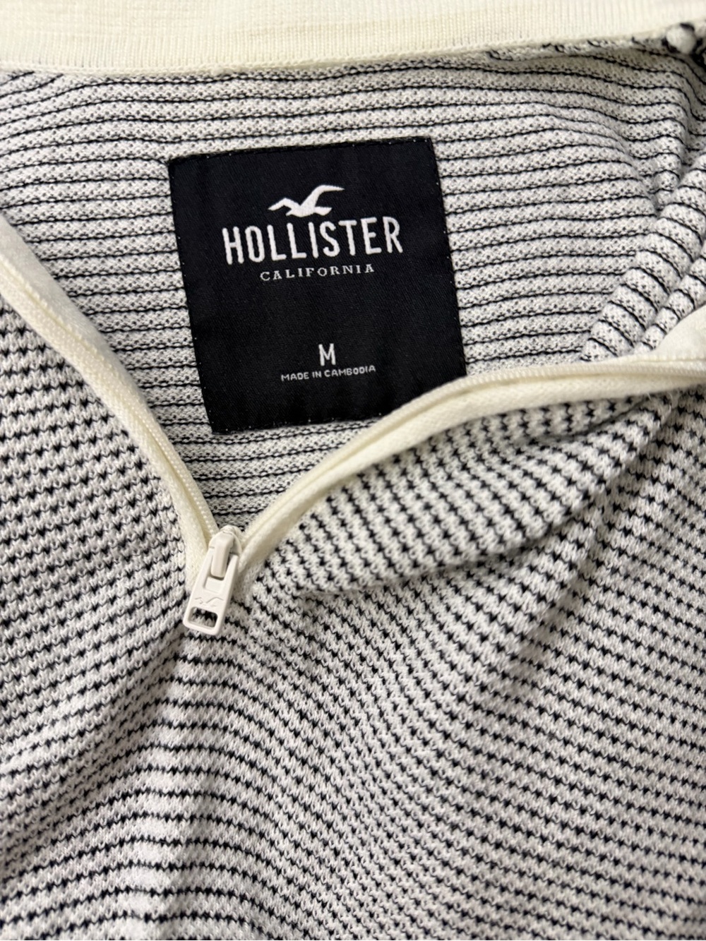 Hollister Men's White & Black Zip-Neck Knit Sweater